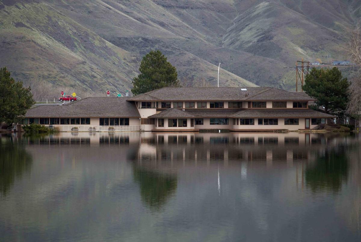 Lake Aspen Area Residents Wait For Ok To Return Home Local Yakimaherald Com