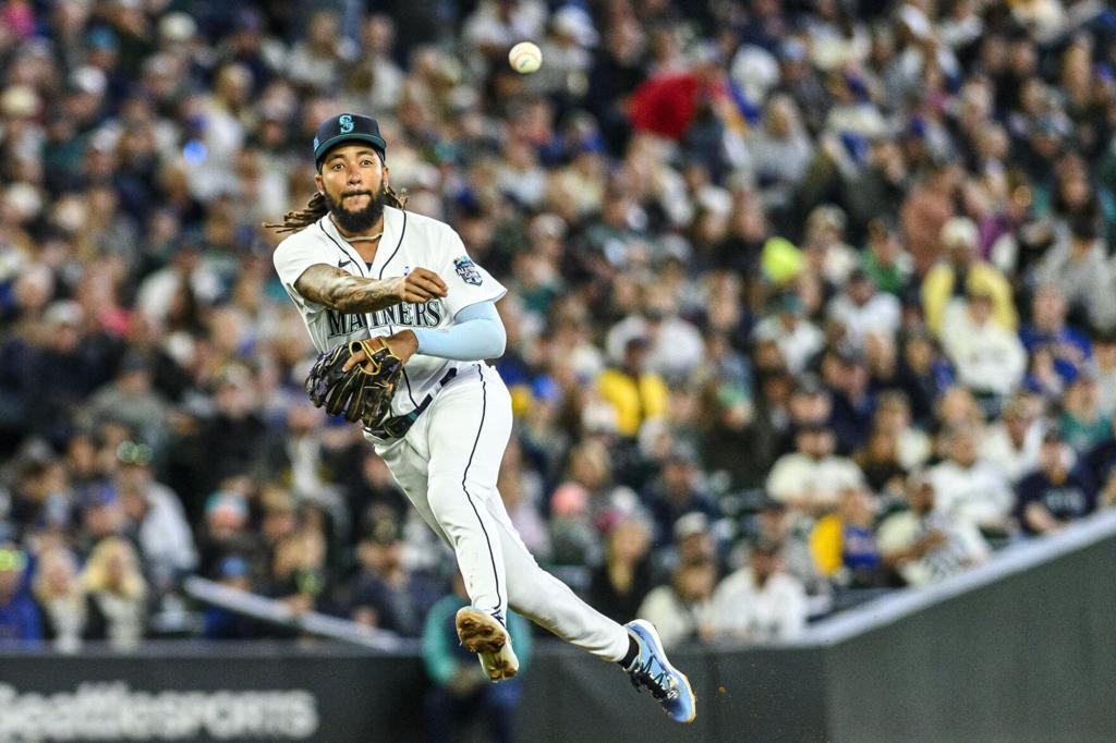 Mariners overcome outstanding 16-strikeout effort by White Sox's Lance Lynn