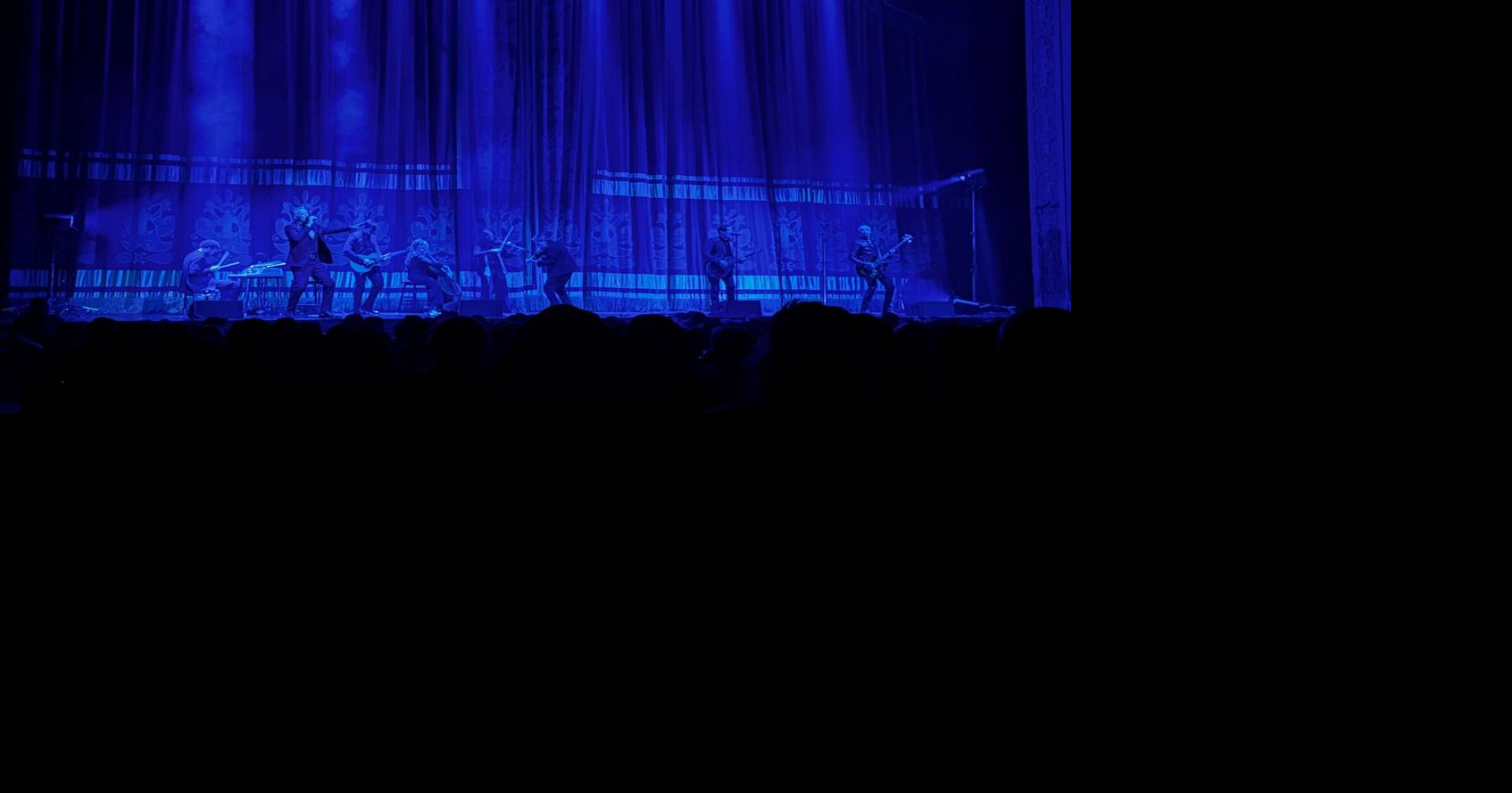 Queens of the Stone Age waltz through intimate Seattle underplay