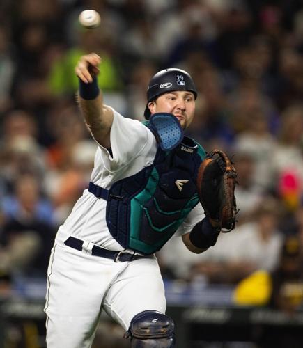Mariners catcher Cal Raleigh named finalist for AL Gold Glove