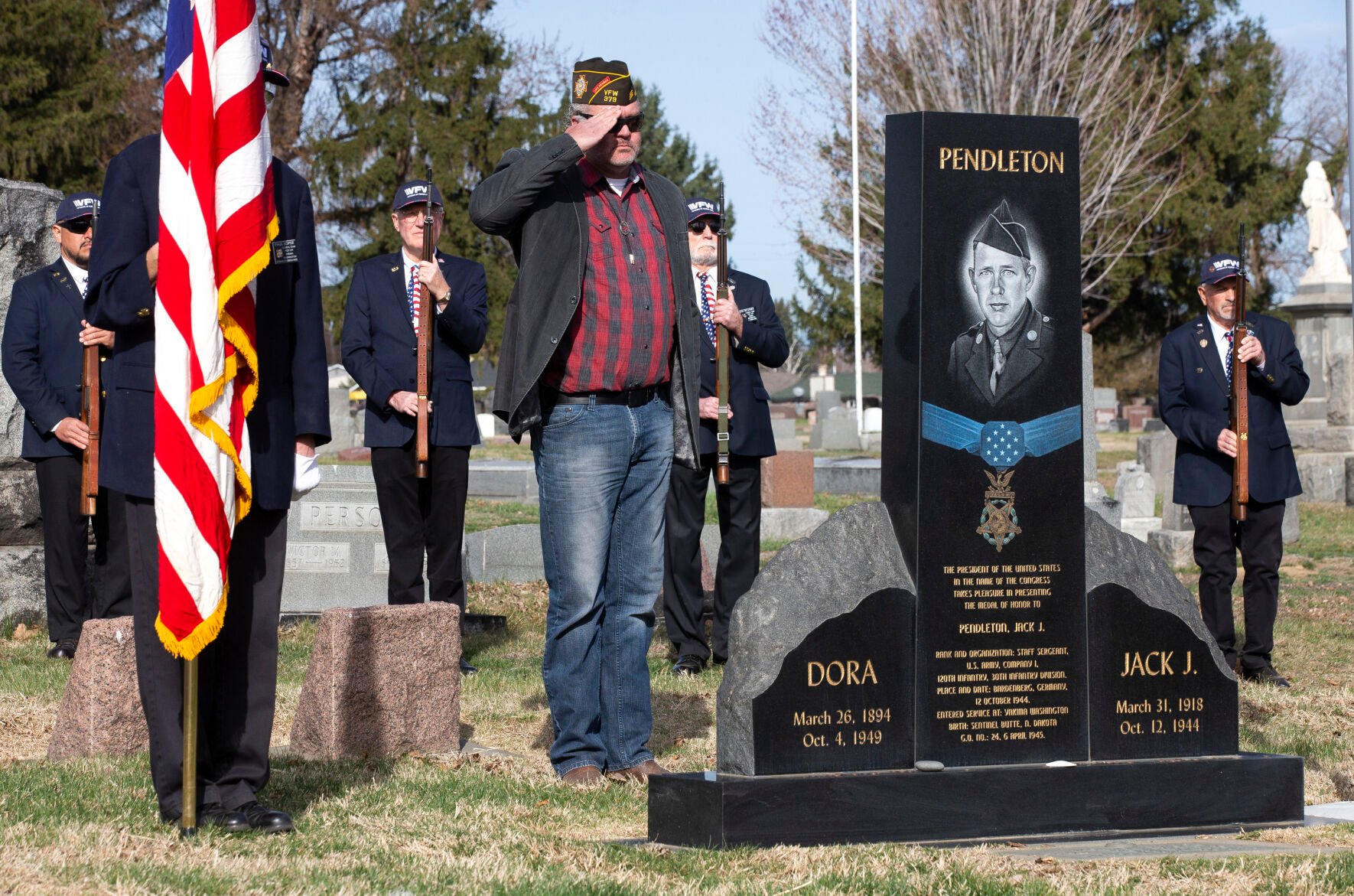 餌木猿 7th memorial 餌木猿 7th memorial Read the Plaque - Japanese American
