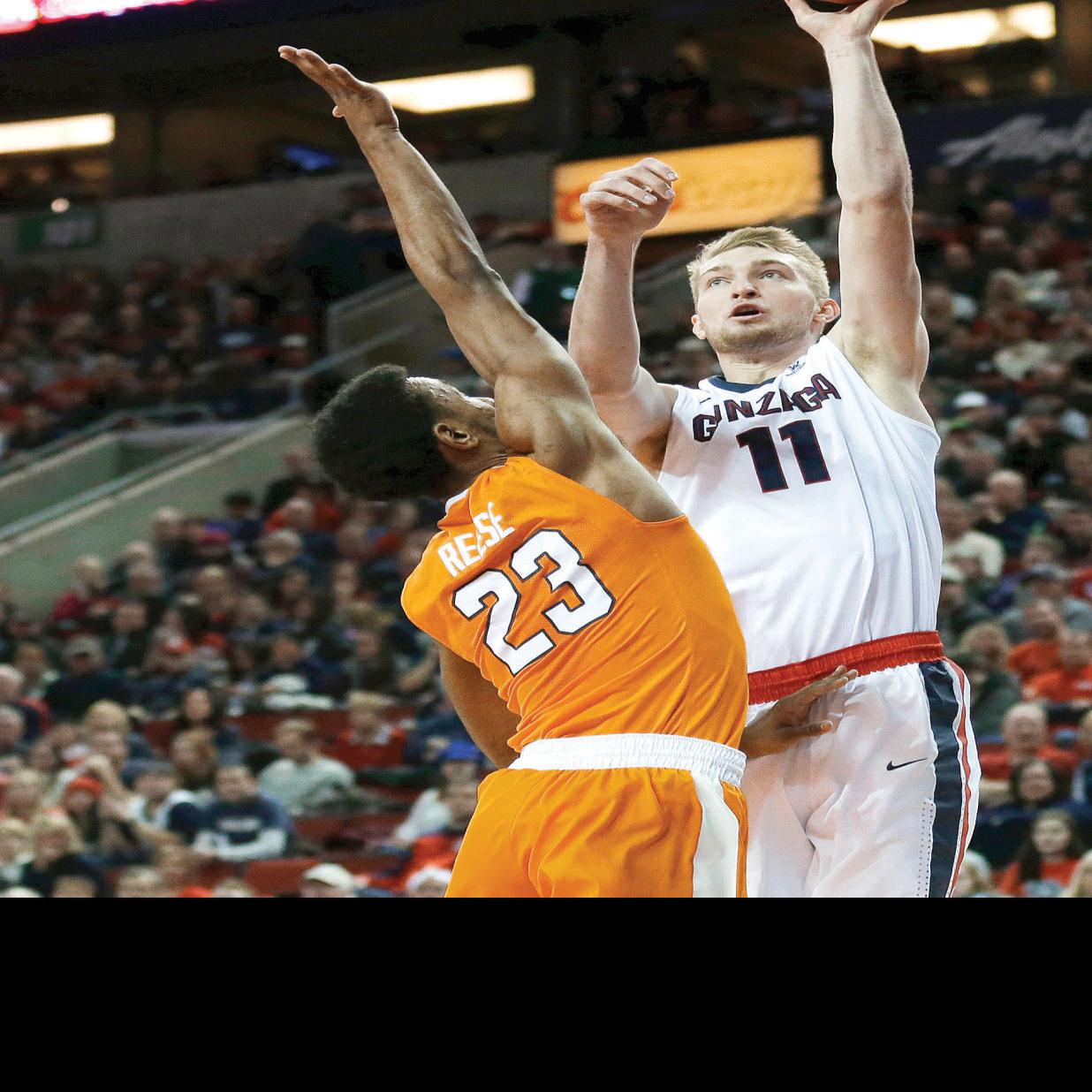 Gonzaga Men S Basketball Holds Off Tennessee In Seattle College