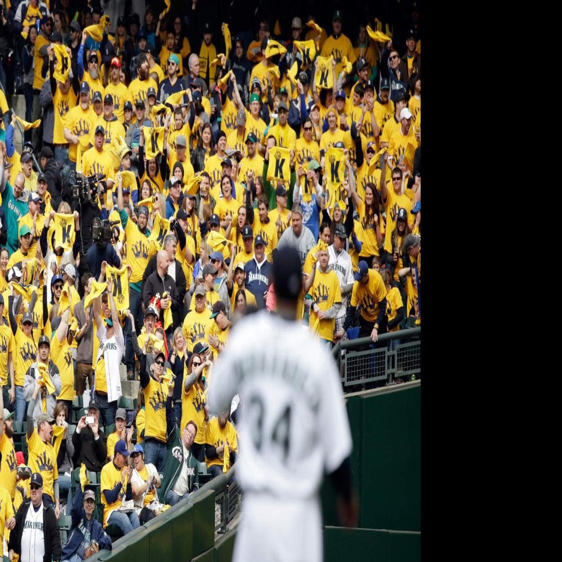 Mariners fans attend home opener in full 1995 uniforms 