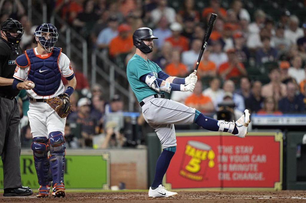 Newcomers Adam Frazier and Jesse Winker slumping when Mariners