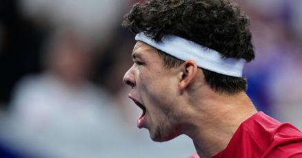 El cumpleañero Shelton y el máximo favorito Zverev avanzan en Shanghái