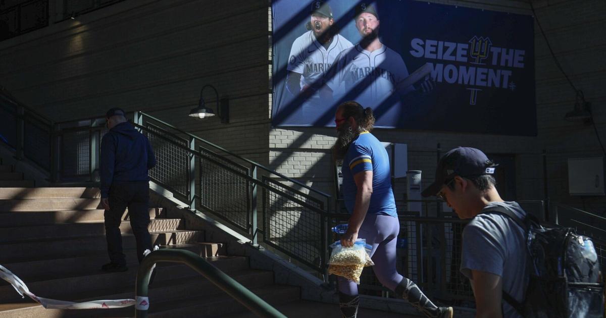 In rare Mariners Game 5, Seattle battles history