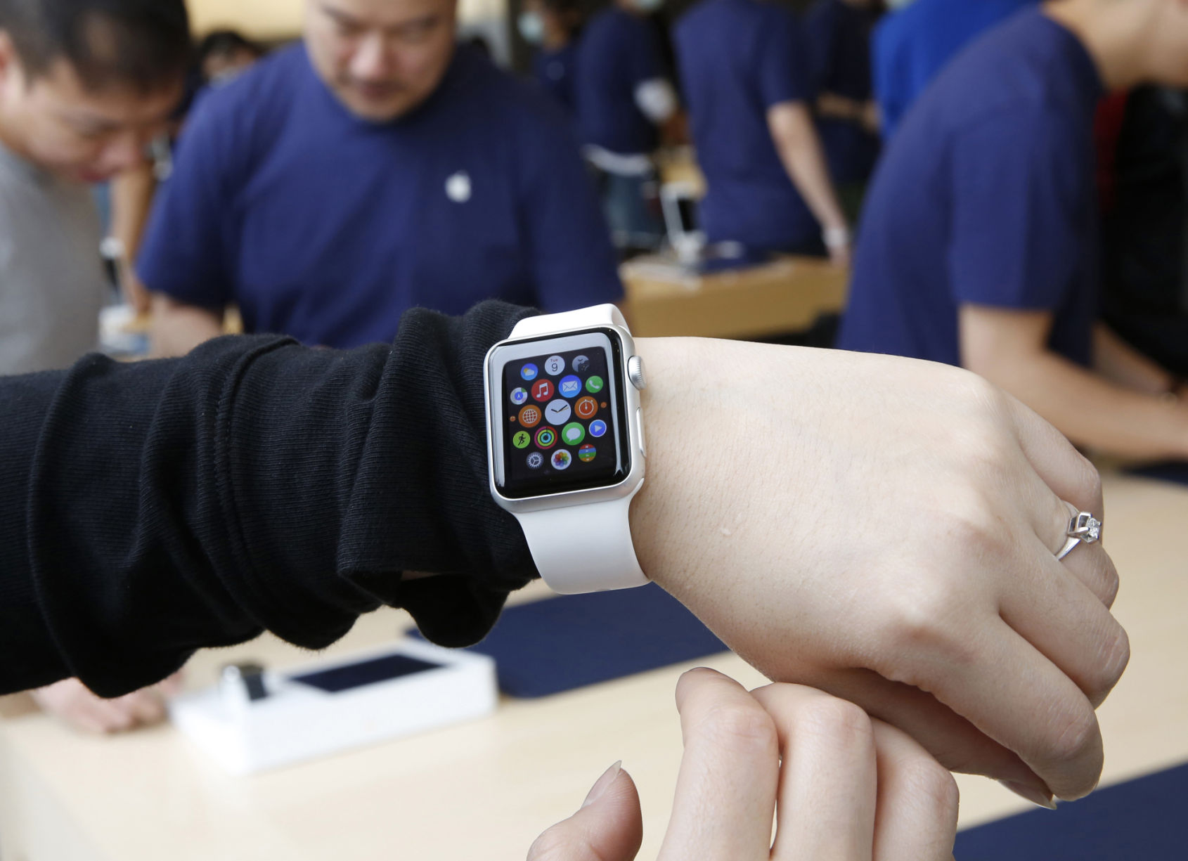 Apple Watch will soon be available for sale in stores | Business |  yakimaherald.com
