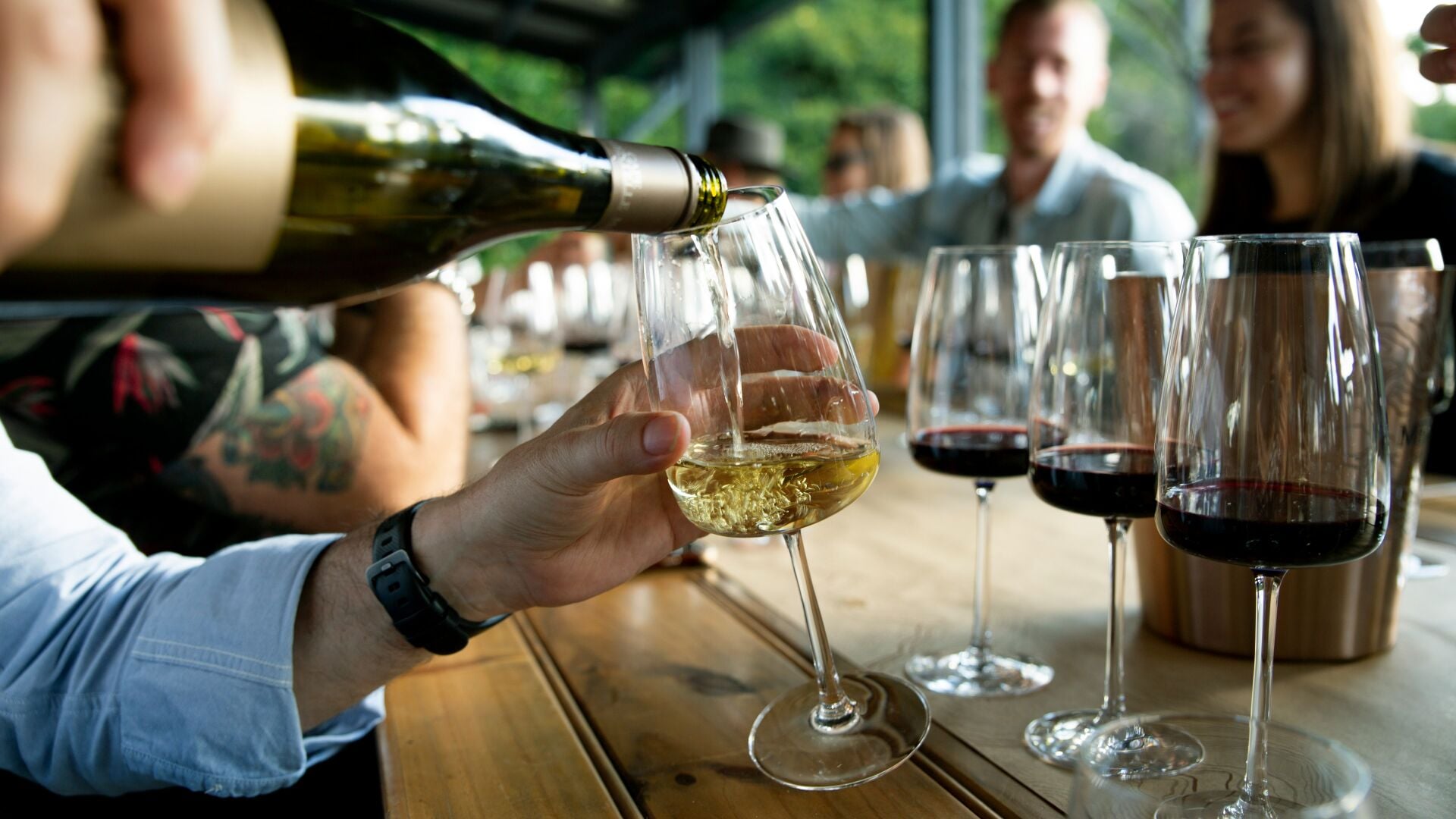 The Dusty Bottle: How expectations and surroundings change the way we taste wine