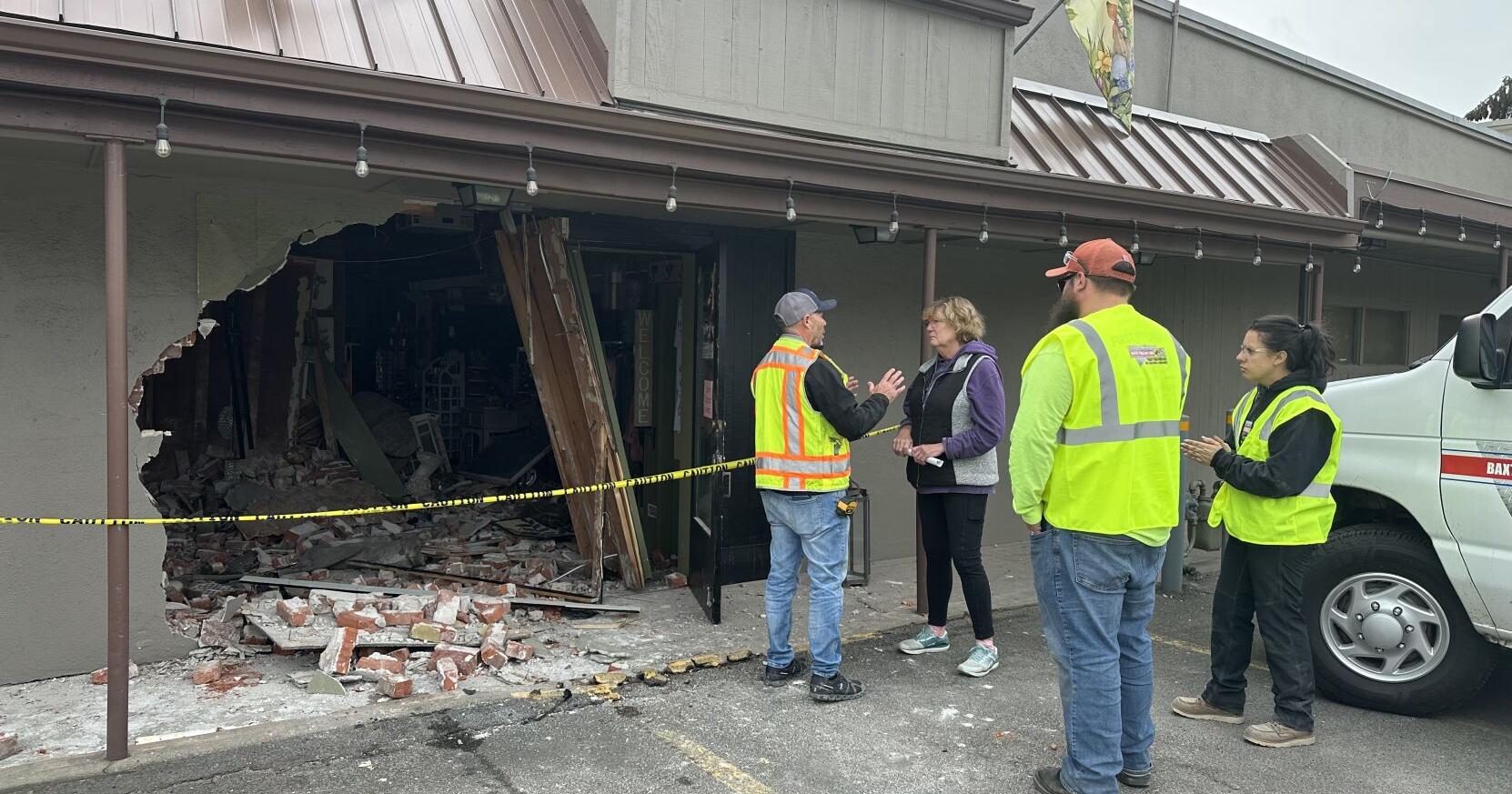 Vehicle crashes into Yakima gift shop at 16th and Summitview - Vimarsana News