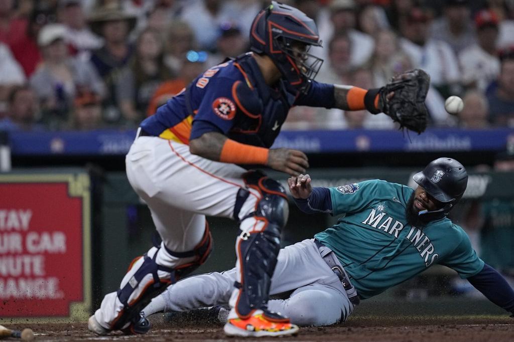 Mariners star Julio Rodríguez sets MLB record with 17 hits in 4 games