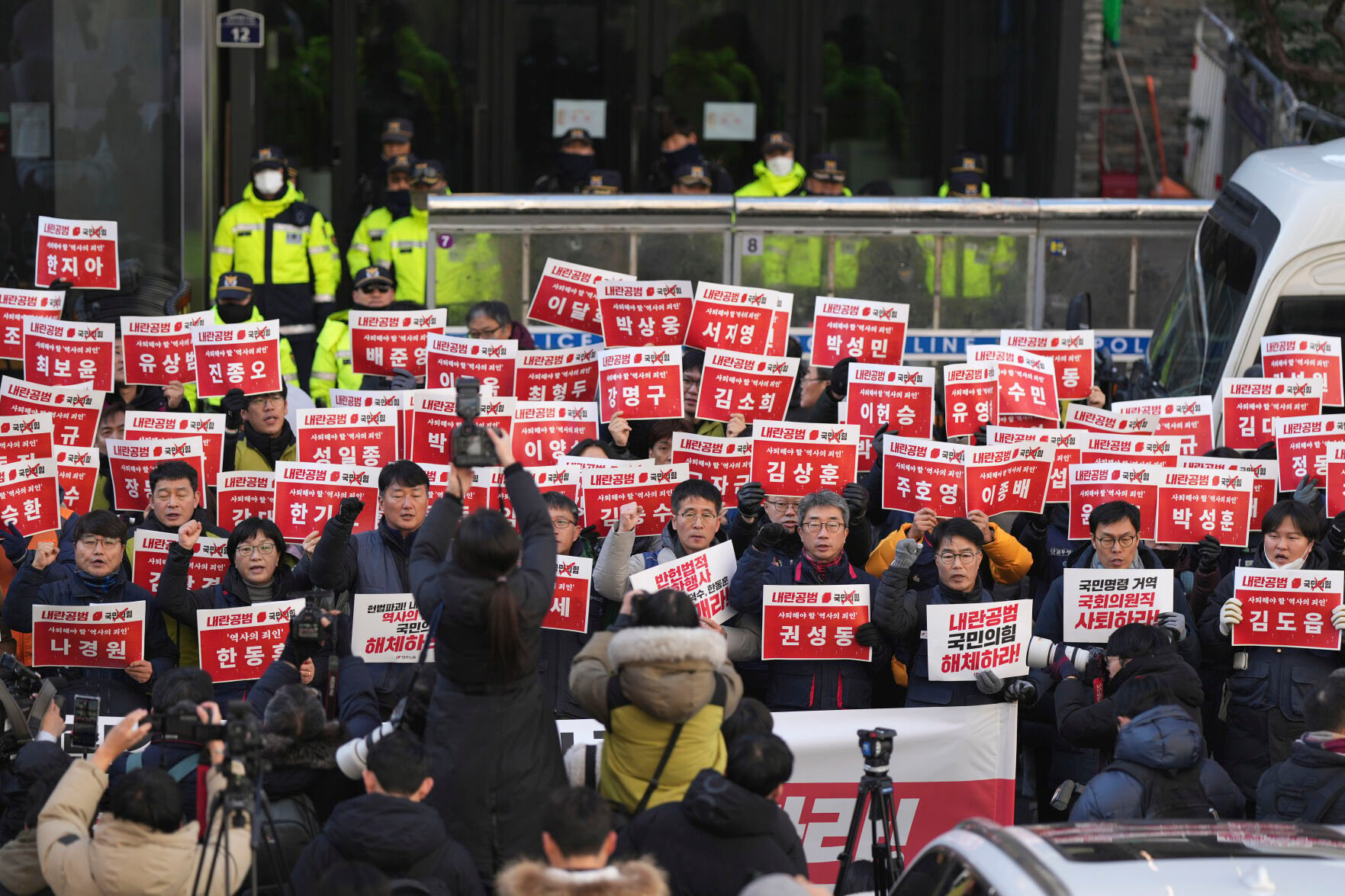 South Korea's Justice Ministry Imposes A Travel Ban On President Yoon ...