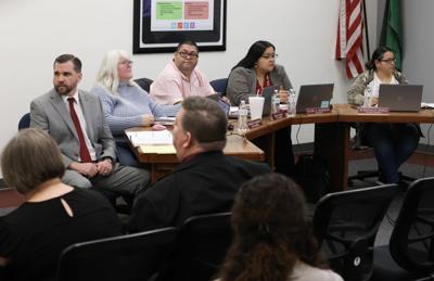Toppenish school board has an open seat, moves high school graduation ...