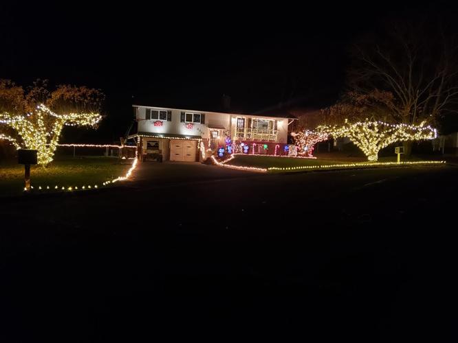 Listing of holiday lights displays around the Yakima Valley 2021