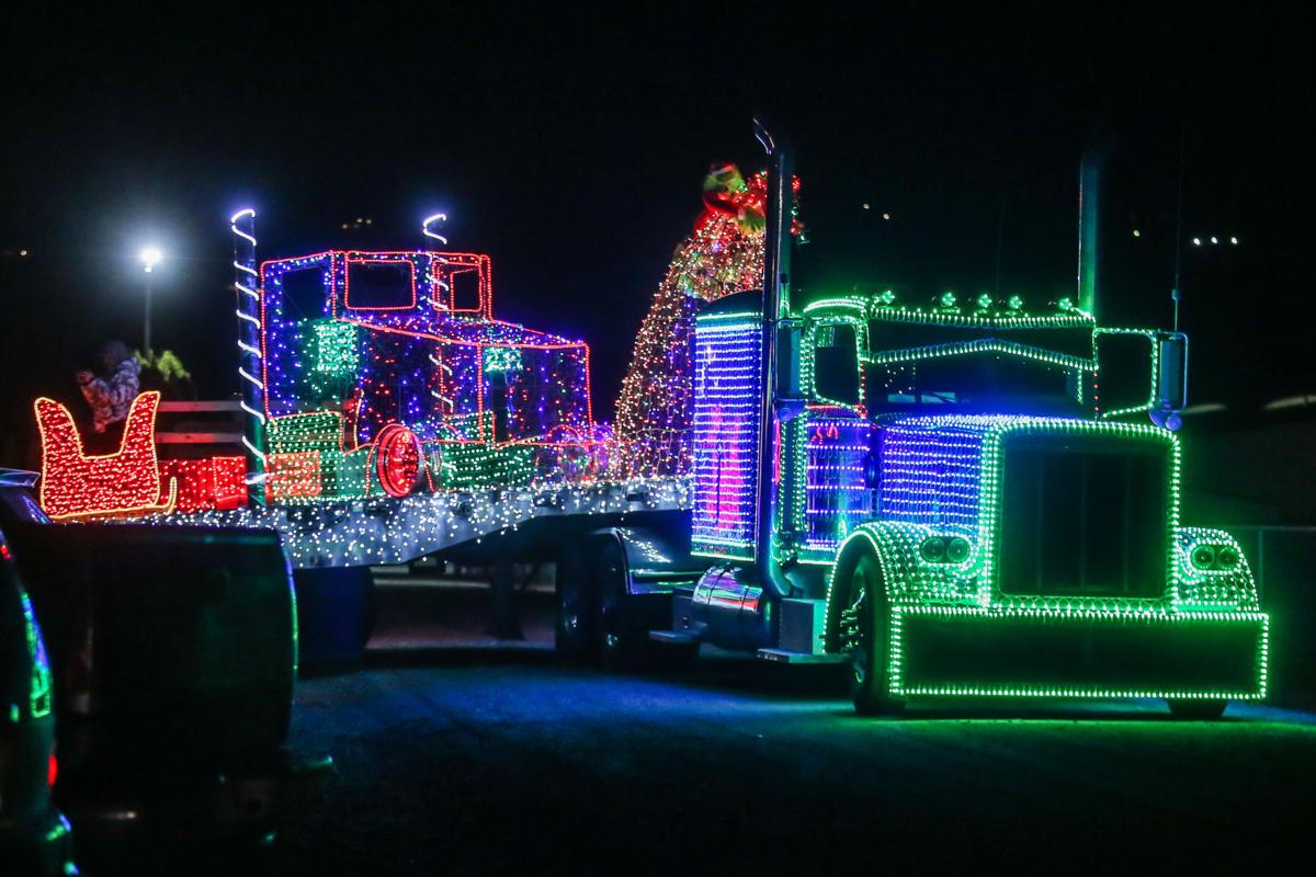 Yakima Christmas Trucks Deliver Holiday Cheer Despite Pandemic Local Yakimaherald Com