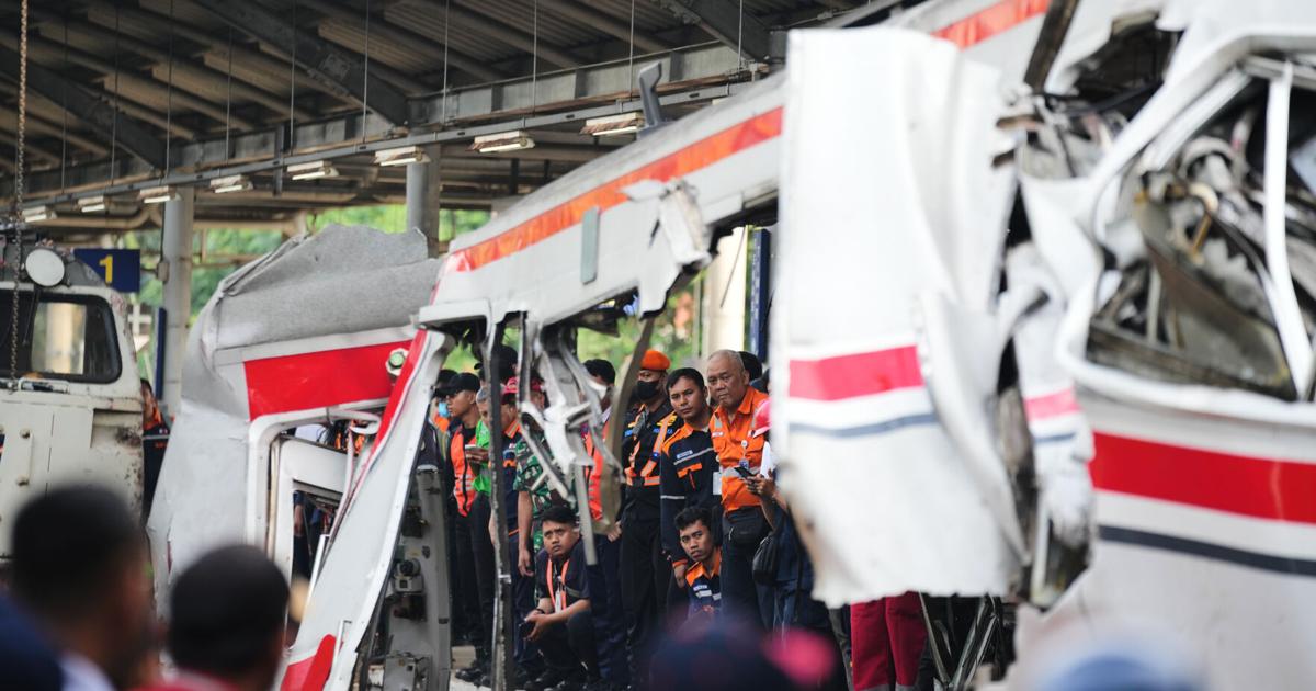Penyelamat berusaha mencapai 3 orang yang terjebak di kereta api rusak setelah kecelakaan di Indonesia