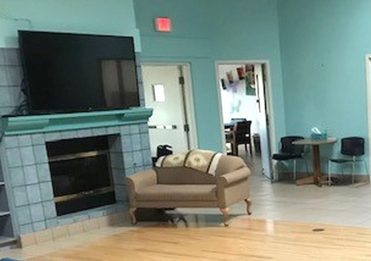 Friendship Center S Living Room Is New Again Venice Gondolier