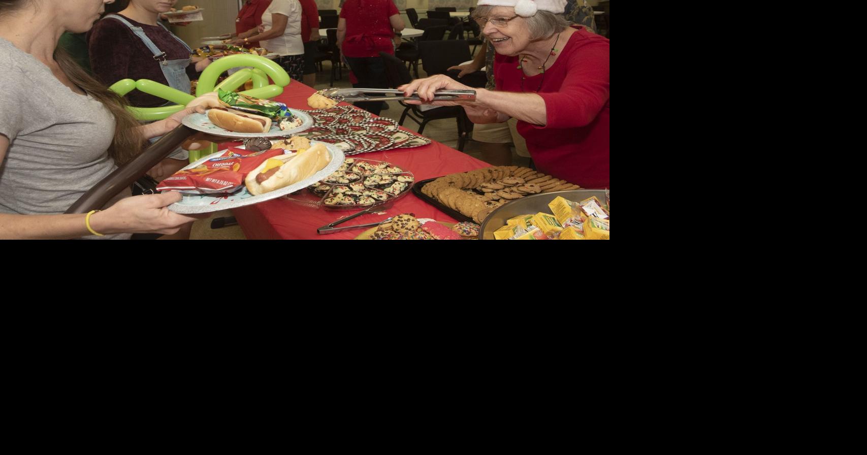 Englewood Elks throw a party for kids families The Daily Sun