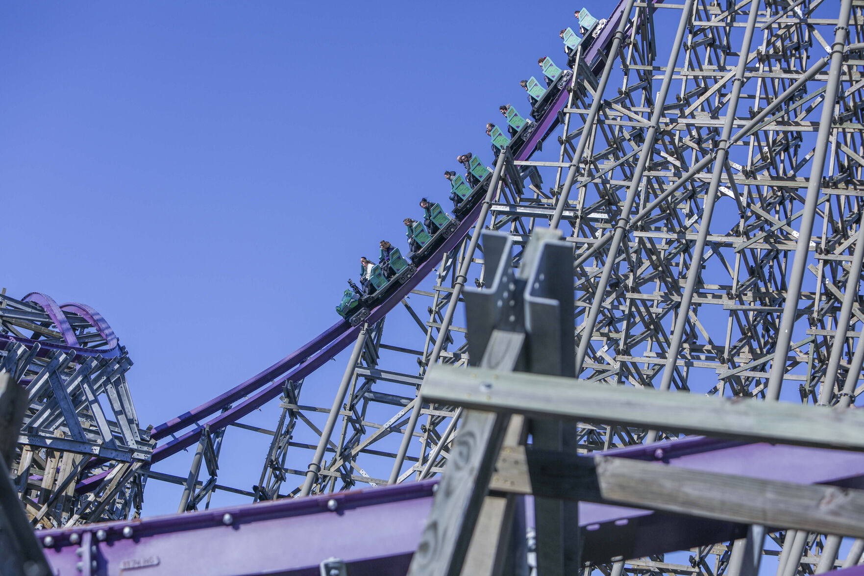 What it s like to ride the monster coaster Iron Gwazi at Busch