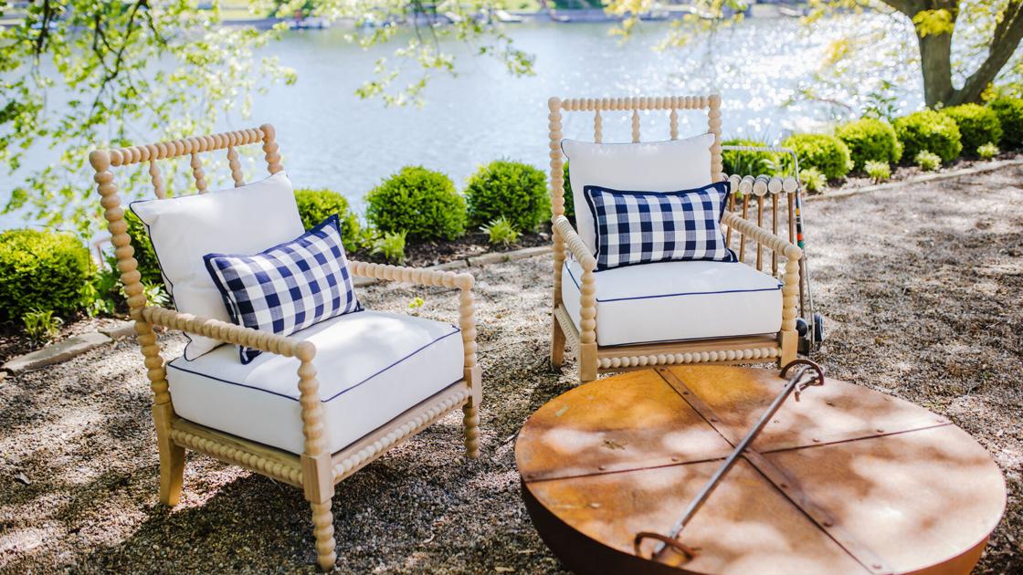 Summertime seating for a chic lake house vibe | Every day Crack