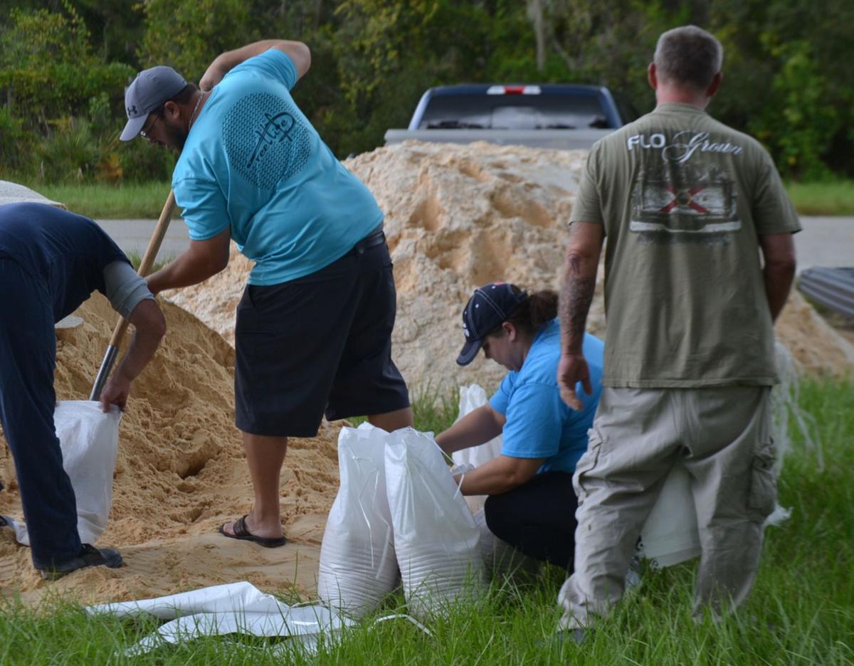Residents Brave Heat Soaking For Sandbags News Yoursun Com