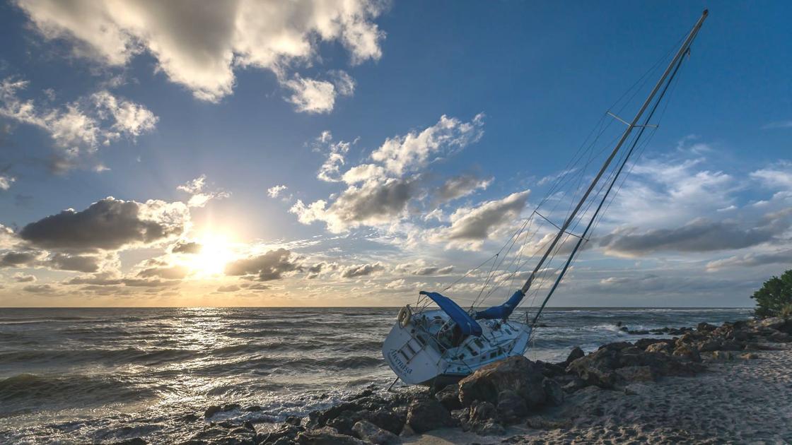 Sailboat on the rocks | News | yoursun.com