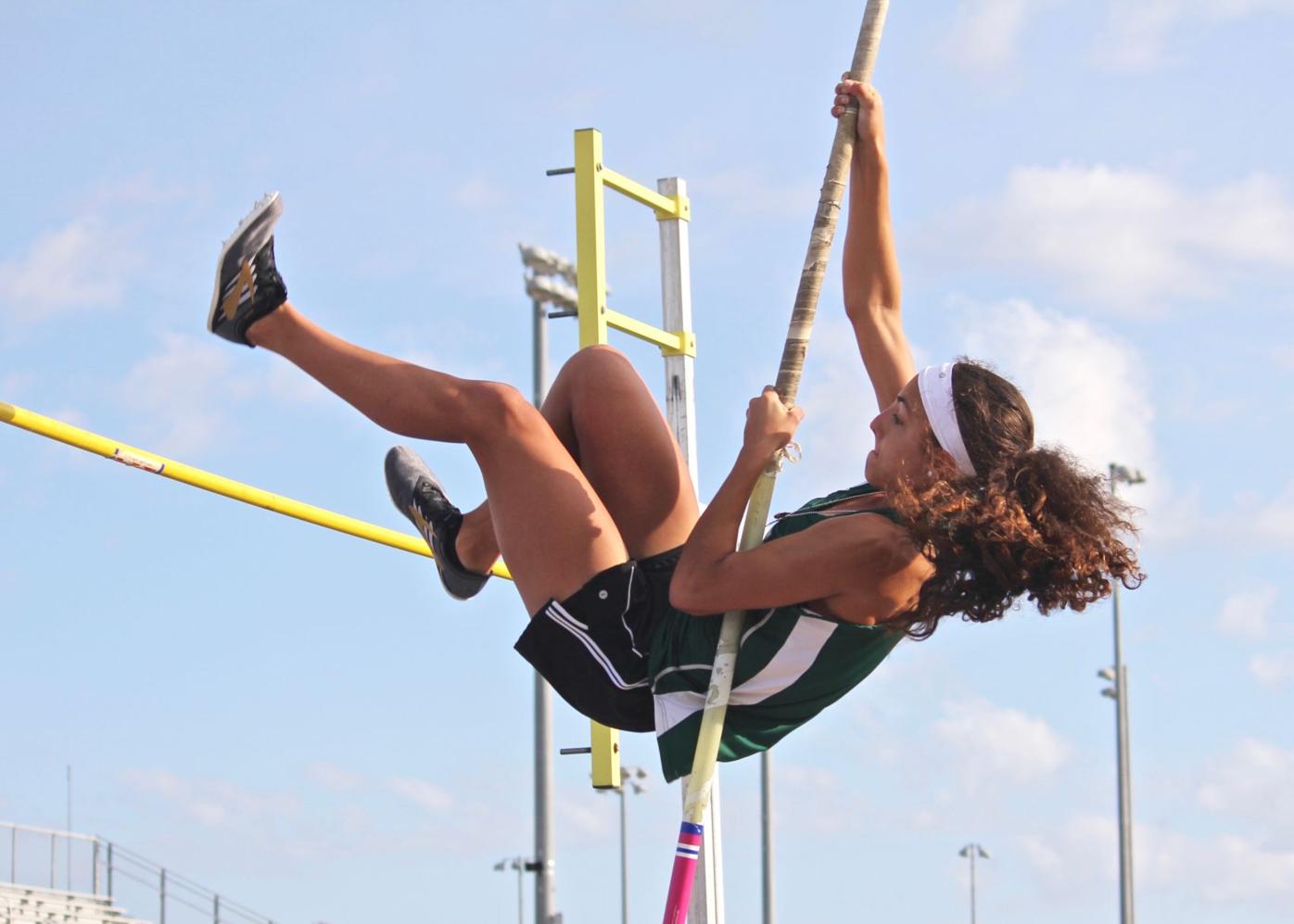 Learning To Pole Vault Isn T For The Faint Of Heart Sun Preps Yoursun Com