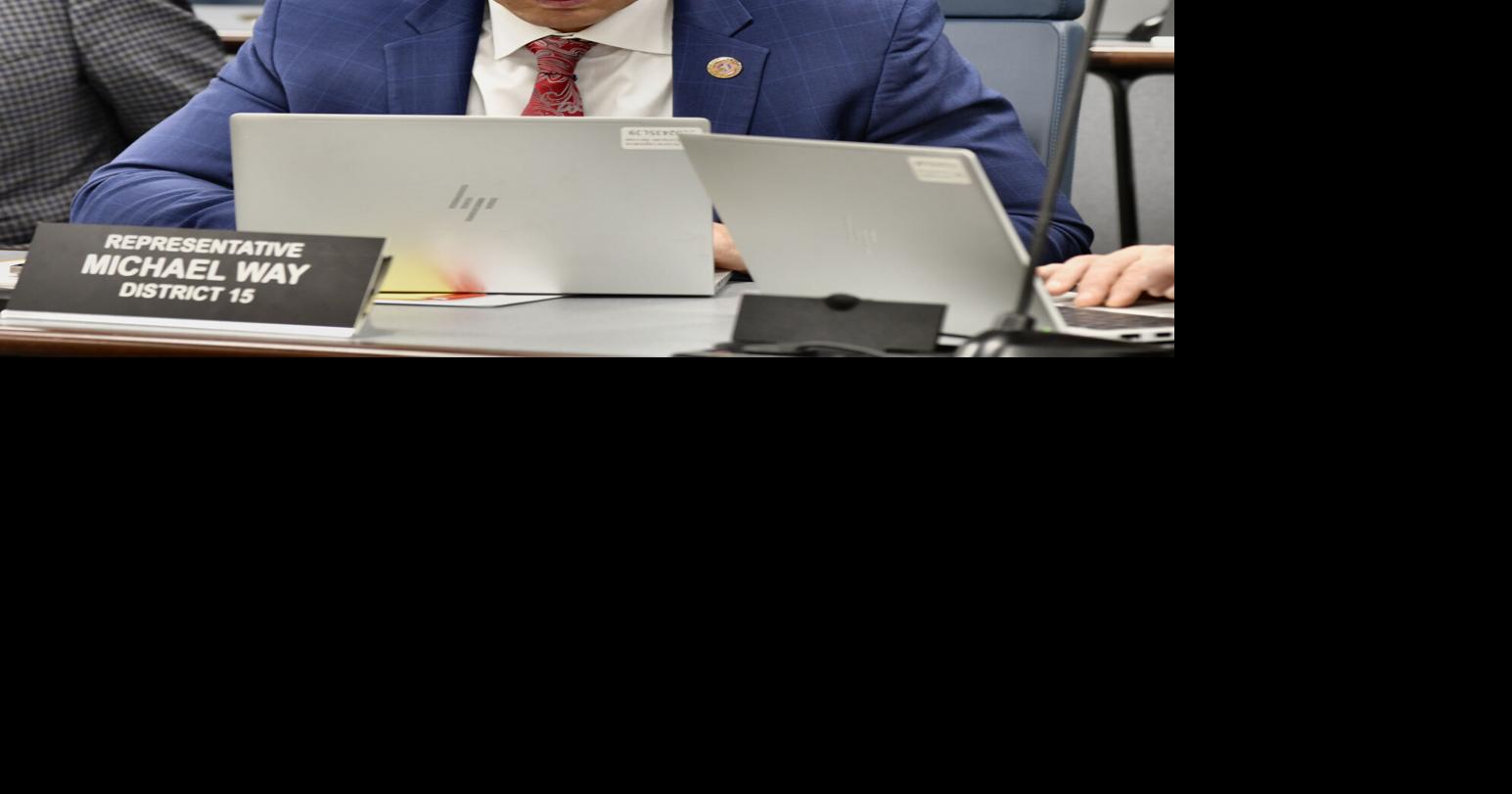 Arizona lawmakers move to outlaw drag shows for minors